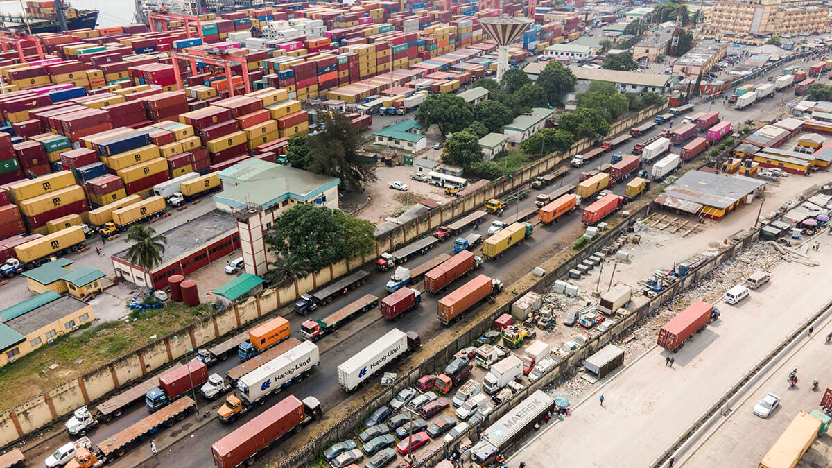 <p>Vista aérea de camiones estacionados al costado de la carretera esperando acceder al puerto de Tincan en Apapa, Lagos - AFP/BENSON IBEABUCHI</p>