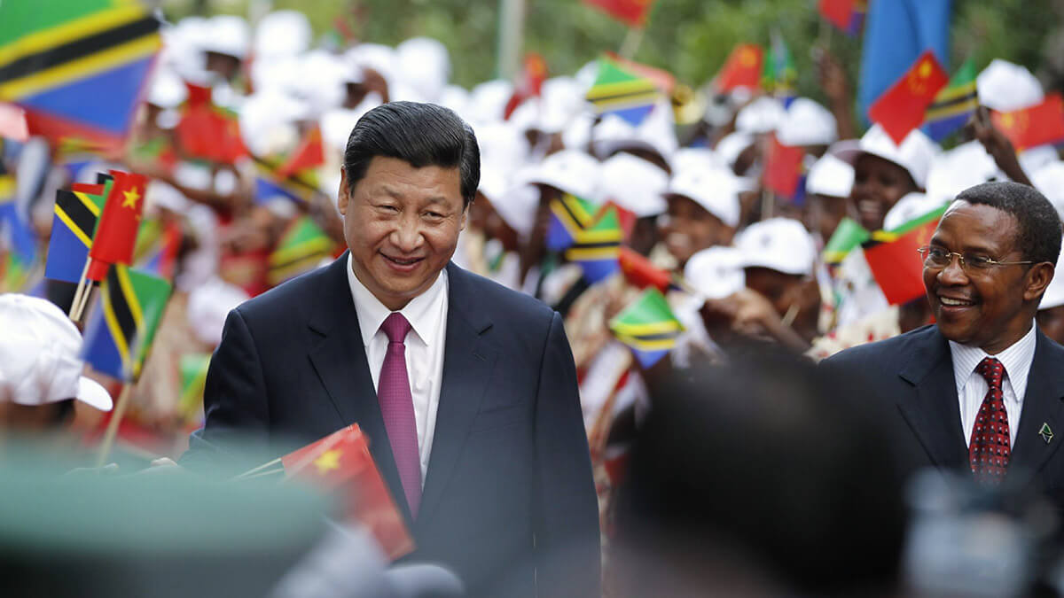 <p>Fotografía de archivo, el presidente de China, Xi Jinping (izq.) y su homólogo de Tanzania, Jakaya Kikwete (der.), caminan entre mujeres que ondean banderas nacionales de China y Tanzania en la Casa de Gobierno en Dar es Salaam, el 24 de marzo de 2013 - REUTERS/THOMAS MUKOYA</p>