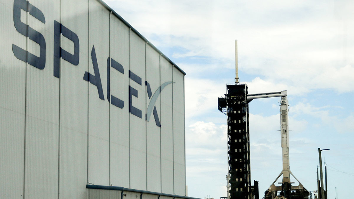 <p>Cohete Falcon 9 de SpaceX en el Centro Espacial Kennedy en Cabo Cañaveral, Florida, EE. UU. - REUTERS/JOE SKIPPER</p>