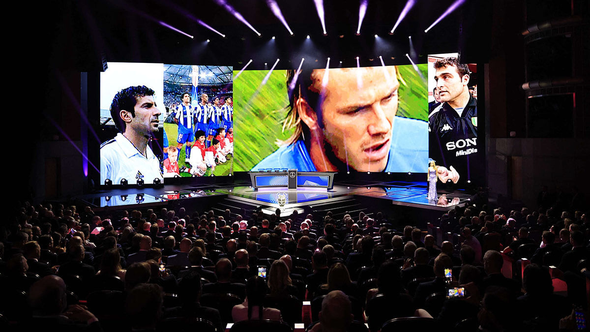 <p>Los retratos de los futbolistas legendarios Luis Figo (izq.) y David Beckham (2.º der.) se muestran en una pantalla al comienzo de la ceremonia del sorteo de la fase de grupos del torneo de fútbol de la UEFA Champions League 2024-2025, en el Foro Grimaldi en Mónaco el 29 de agosto de 2024 - AFP/ VALERY HACHE</p>