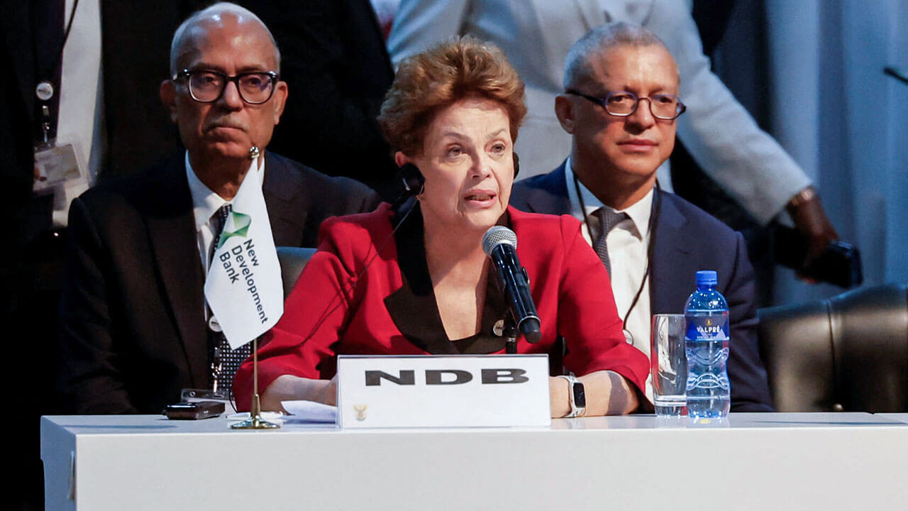 La expresidenta de Brasil y presidenta del Nuevo Banco de Desarrollo, Dilma Rousseff, asiste a una reunión durante la Cumbre BRICS 2023 en el Centro de Convenciones Sandton en Johannesburgo, Sudáfrica, el 24 de agosto de 2023 - REUTERS/MARCO LONGARI