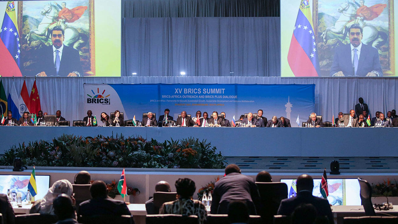 El presidente de Venezuela, Nicolás Maduro, pronunciando un discurso en una reunión durante la Cumbre BRICS 2023 en el Centro de Convenciones Sandton en Johannesburgo el 24 de agosto de 2023 - AFP/KIM LUDBROOK