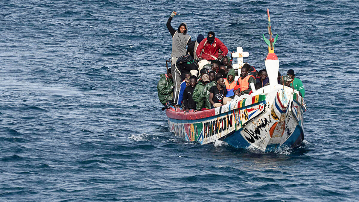 <p>Un barco procedente de Senegal con 85 personas migrantes a bordo se acerca al puerto de La Restinga en la isla canaria de El Hierro, el 19 de agosto de 2024 - AFP/JOSE ANTONIO SEMPERE </p>