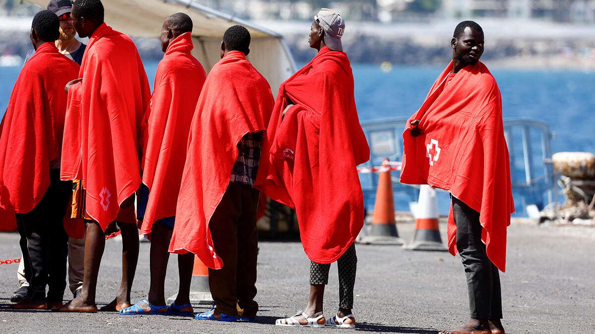 <p>Migrantes esperan ser atendidos por la Cruz Roja tras desembarcar de un buque de la guardia costera española en el puerto de Arguineguín, en la isla de Gran Canaria, España, el 28 de agosto de 2024 - REUTERS/BORJA SUÁREZ </p>