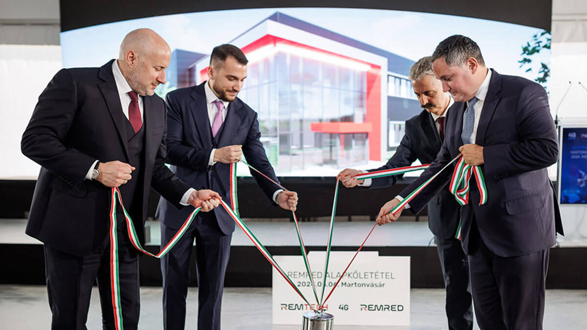 El ministro de Economía, Márton Nagy, y los directivos de las empresas húngaras 4iG y Remred colocan la primera estructura del Centro de Fabricación de Tecnología Espacial que se está levantando cerca de Budapest - PHOTO/4iG