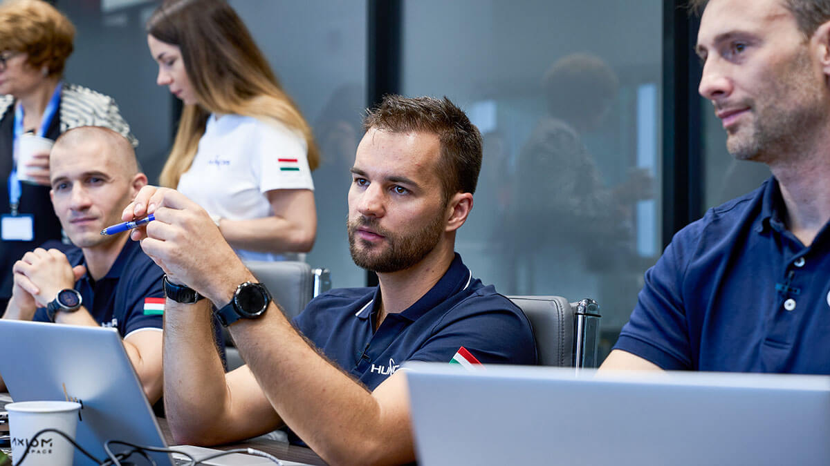 A principios de agosto, los candidatos a astronautas Tibor Kapu (centro), Gyula Cserényi (izquierda) y el polaco Sławosz Uznański (izquierda) han comenzado sus sesiones de formación en la sede de Axiom en Houston - PHOTO/Axiom Space