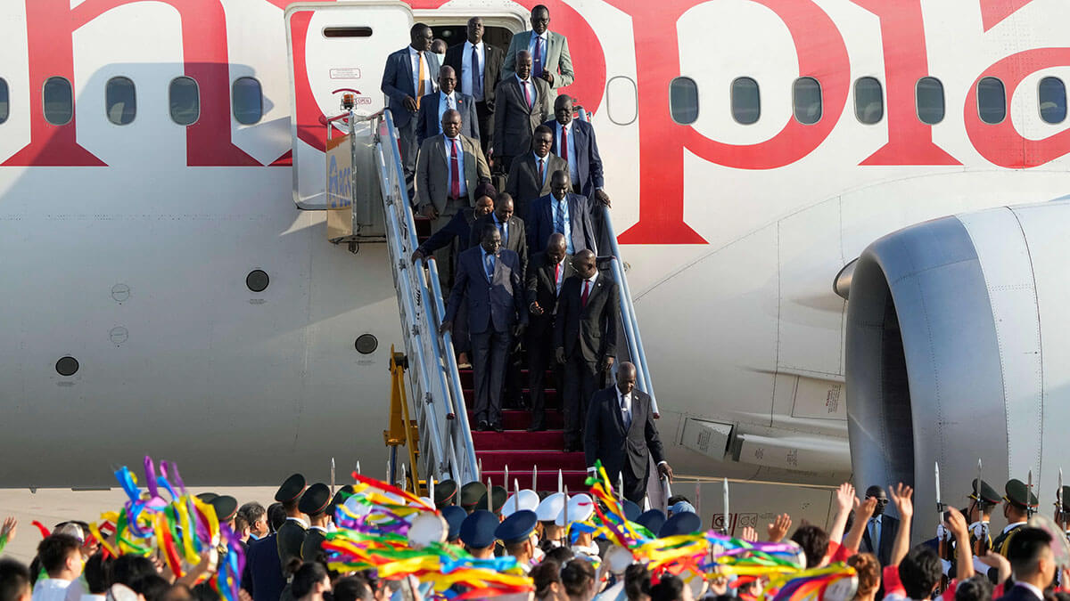 Los miembros de las delegaciones de Sudán del Sur son recibidos por una guardia de honor y bailarines a su llegada al Aeropuerto Internacional de Pekín para asistir al Foro China-África, en Pekín, el domingo 1 de septiembre de 2024 - REUTERS/ ANDY WONG 