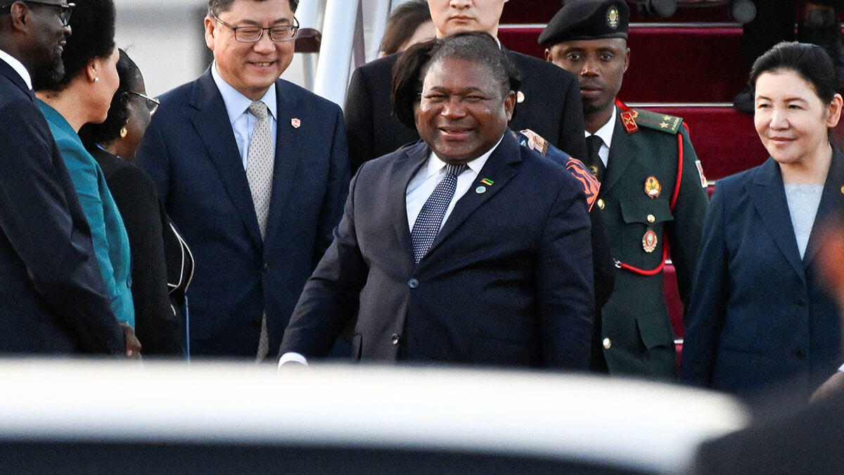 El presidente de Mozambique, Filipe Nyusi, llega al aeropuerto de Pekín Capital antes del Foro de Cooperación China-África (FOCAC), en Pekín, China, el 2 de septiembre de 2024 - REUTERS/WANG ZHAO