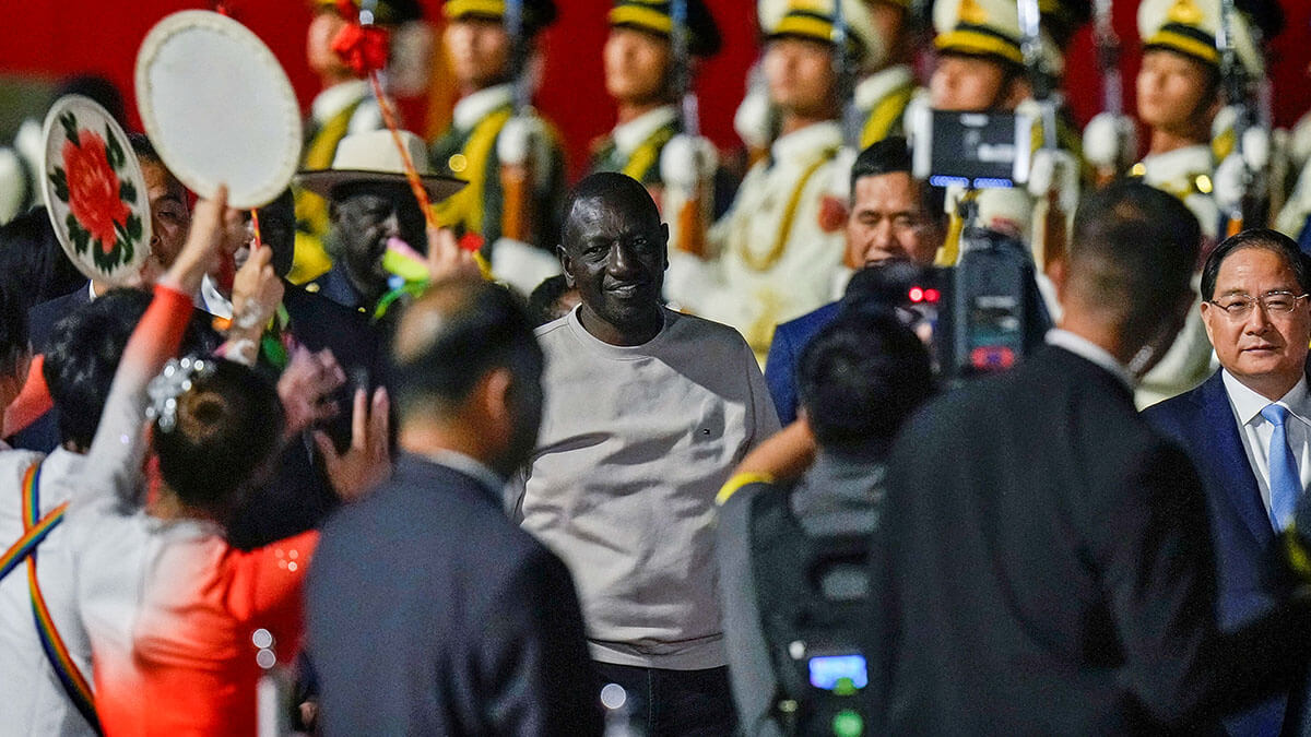 El presidente de Kenia, William Ruto, es recibido por la guardia de honor y los bailarines chinos a su llegada a la terminal VIP del Aeropuerto Internacional de Pekín-Capital en Pekín, China, el 2 de septiembre de 2024, antes del Foro China-África - REUTERS/ ANDY WONG 