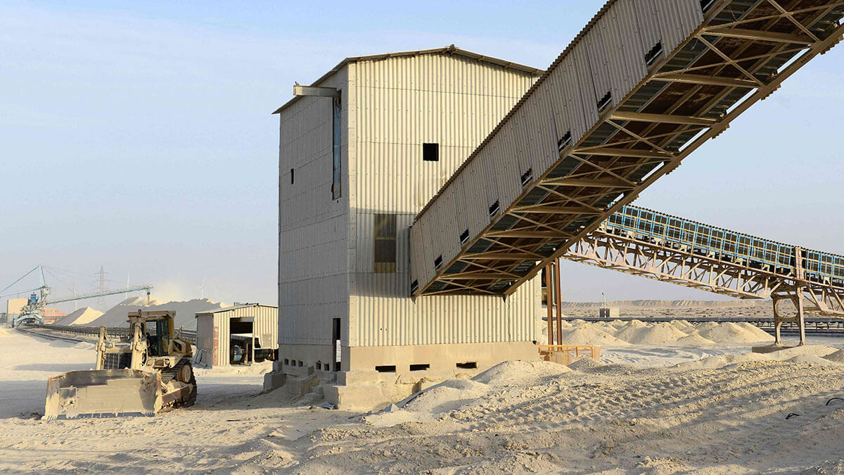 <p>Instalaciones de la fábrica de la Compañía Nacional Marroquí de Fosfatos (OCP/pública) en Marca, cerca de El Aaiún - AFP/FADEL SENNA</p>