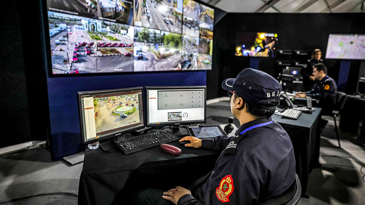 Un miembro de la Dirección General de Seguridad Nacional (DGSN) marroquí maneja un terminal de vigilancia - AFP/FADEL SENNA