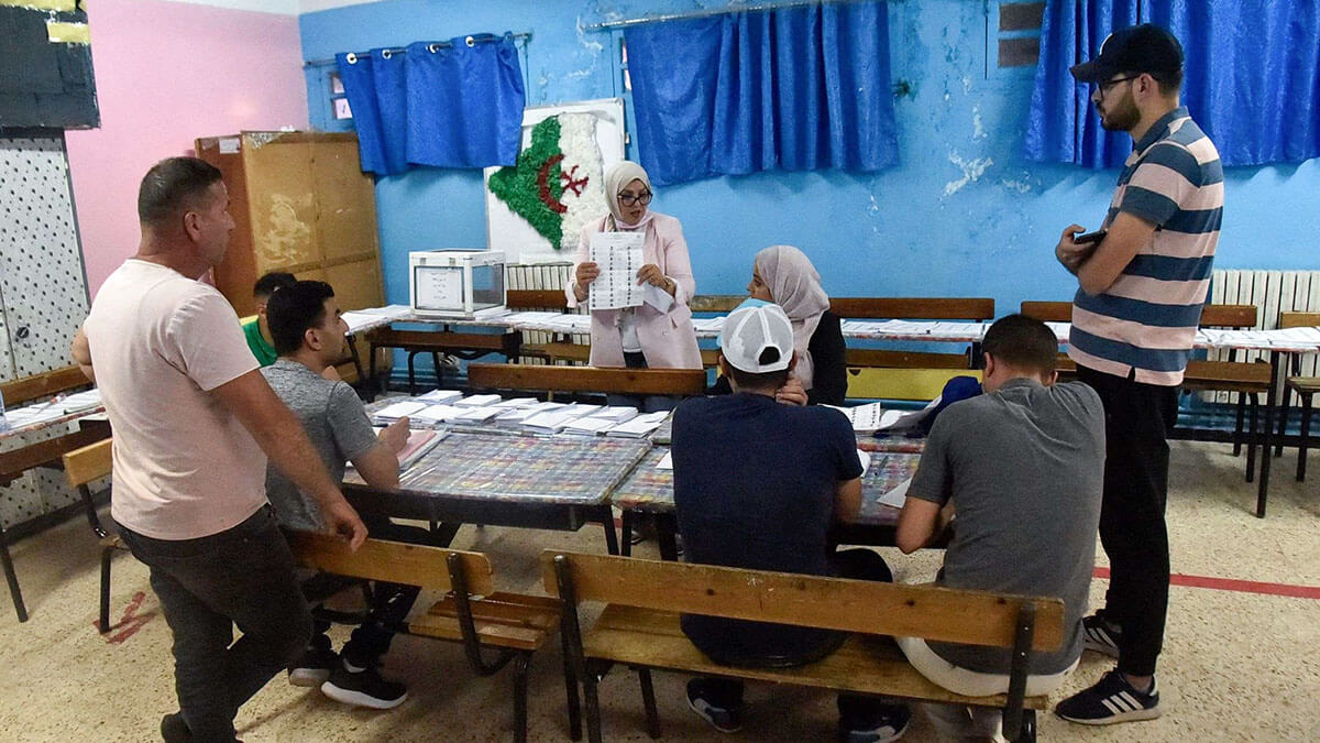 <p>El personal electoral argelino cuenta las papeletas para las elecciones parlamentarias en un colegio electoral en Bouchaoui, en las afueras occidentales de la capital Argel, el 12 de junio de 2021 - AFP/RYAD KRAMDI </p>