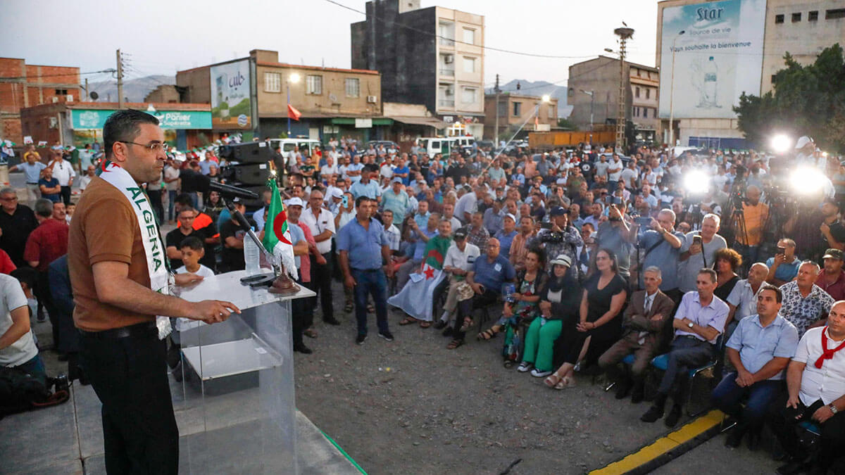 <p>El candidato presidencial argelino Youssef Aouchiche del Frente de Fuerzas Socialistas de centroizquierda celebra un mitin de campaña en la ciudad norteña de Bejaia - PHOTO/AFP</p>