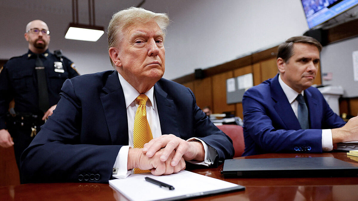 El expresidente estadounidense Donald Trump se sienta en la sala del tribunal penal de Manhattan con el abogado Todd Blanche el 21 de mayo de 2024 en la ciudad de Nueva York - REUTERS/ MICHAEL M. SANTIAGO