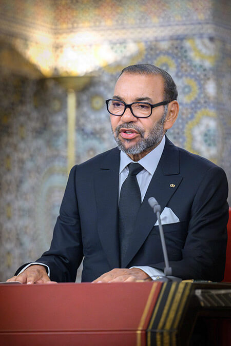El rey de Marruecos, Mohamed VI, pronunciando un discurso a la nación, con motivo del 25º aniversario de su ascenso al trono, en el Palacio Real de Tetuán - PHOTO/MAP