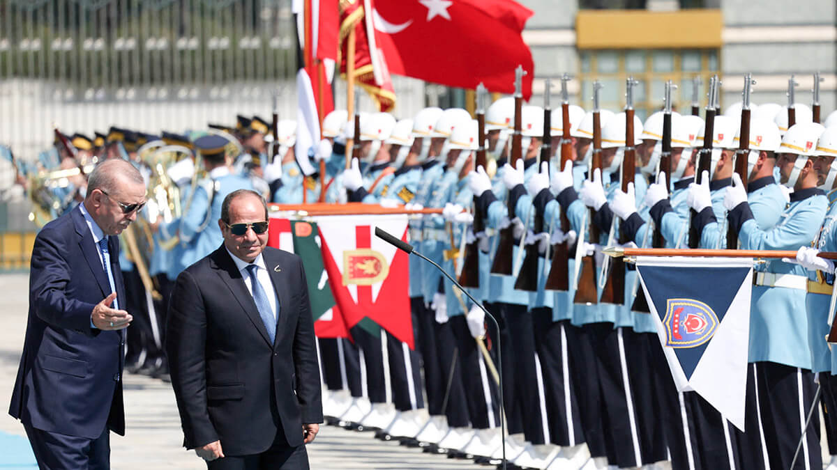 El presidente turco Tayyip Erdogan y el presidente egipcio Abdel Fattah al-Sisi pasan revista a una guardia de honor durante una ceremonia de bienvenida en el Palacio Presidencial en Ankara, Turquía, el 4 de septiembre de 2024 - REUTERS/MURAD SEZER