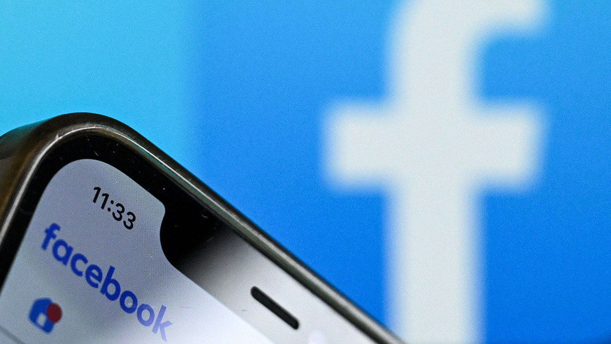 Logotipo de la red social estadounidense Facebook en la pantalla de un teléfono - AFP/KIRILL  KUDRYAVTSEV 