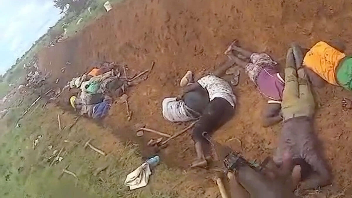 Los cuerpos de personas asesinadas por presuntos yihadistas yacen en una zanja que estaban cavando alrededor de una ciudad para protegerla de los ataques, como dijeron los familiares de las víctimas y una fuente que habló con los sobrevivientes heridos, en las afueras de la ciudad de Barsalogho, Burkina Faso, el 24 de agosto de 2024, en esta imagen obtenida de un video de las redes sociales - PHOTO/REDES SOCIALES via REUTERS