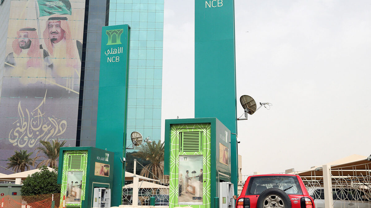 Un hombre en un automóvil retira dinero de un cajero automático fuera del Banco Comercial Nacional Saudí (NCB) - REUTERS/AHMED YOSRI