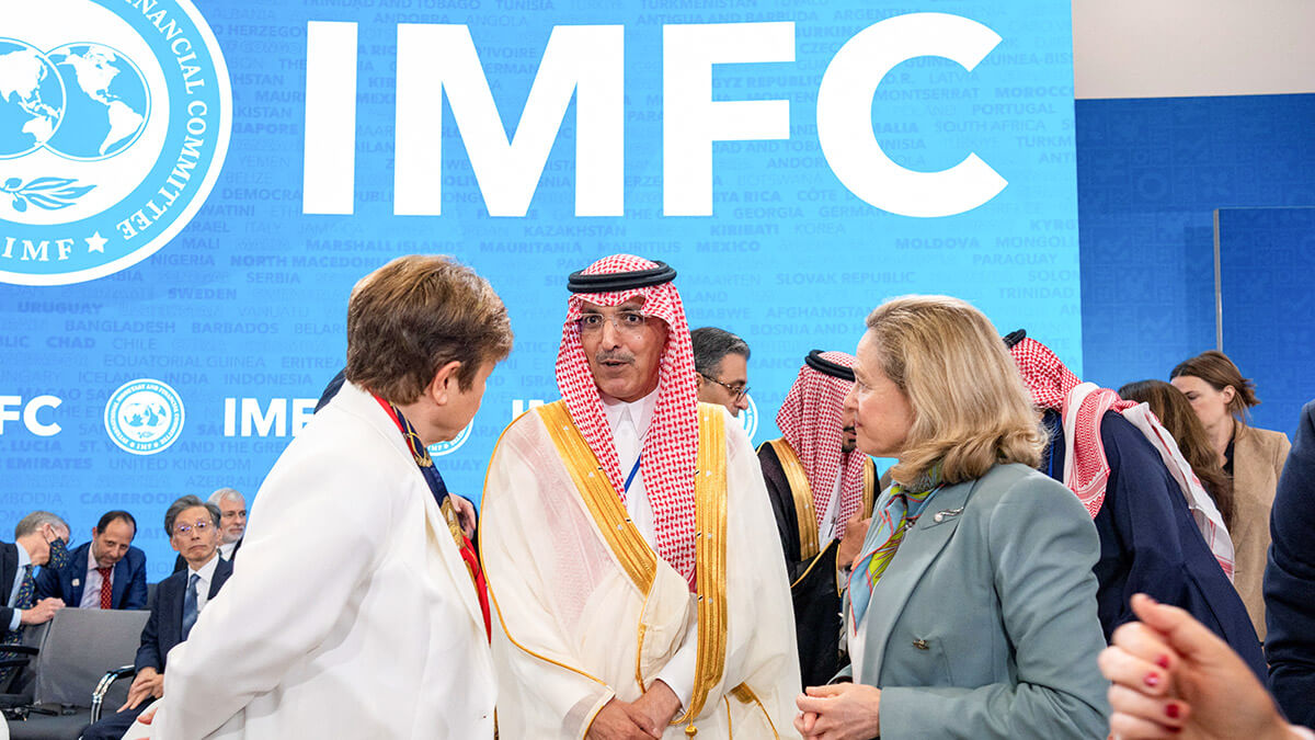 La directora gerente del FMI, Kristalina Georgieva, el ministro de Finanzas de Arabia Saudí, Mohamed Al-Jadaan, y la presidenta del CMFI, Nadia Calviño - REUTERS/ KEN CEDENO