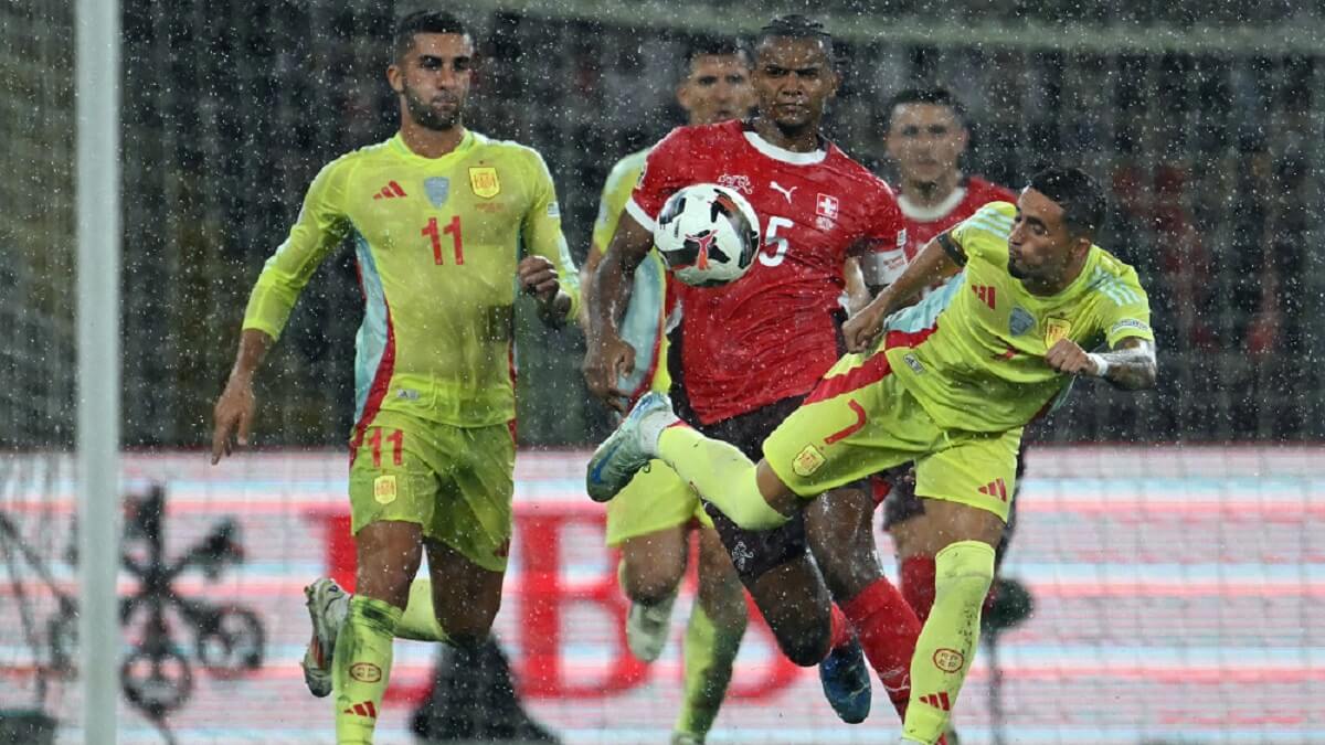 El delantero español Yeremi Pino intenta controlar el balón durante el partido de fútbol de la UEFA Nations League entre Suiza y España en el estadio de Ginebra en Ginebra, el 8 de septiembre de 2024 – PHOTO/Fabrice COFFRINI/AFP