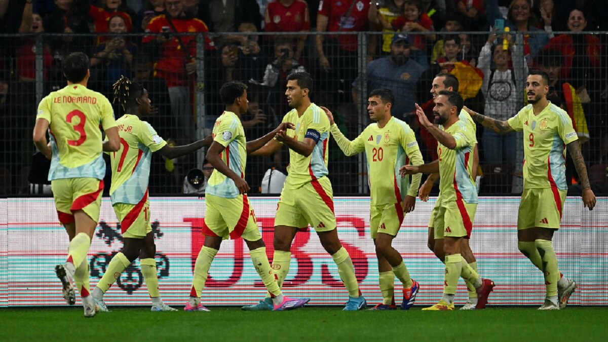 Los jugadores de España celebran después de marcar un gol durante el partido de fútbol de la UEFA Nations League entre Suiza y España en el estadio de Ginebra en Ginebra, el 8 de septiembre de 2024 – PHOTO/Fabrice COFFRINI/AFP