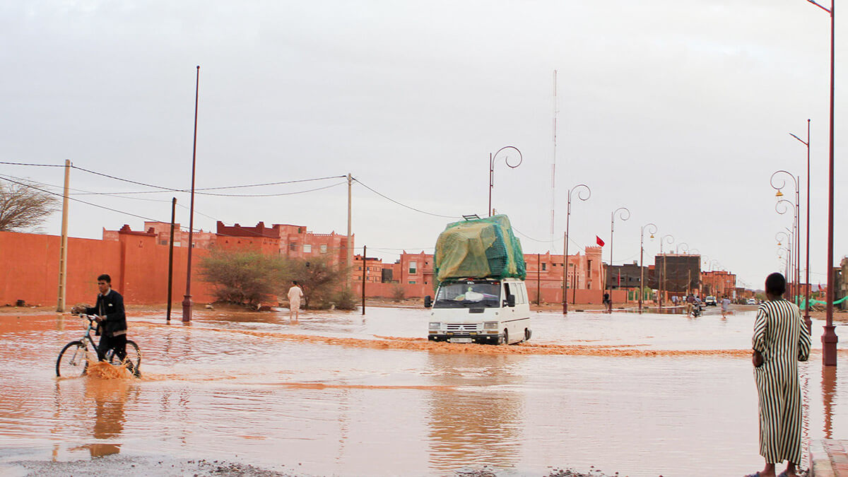 <p>Un coche circula por una calle inundada tras las inundaciones en la región marroquí de Zagora el 7 de septiembre de 2024 - AFP/ SMAIL AIT HMAD</p>