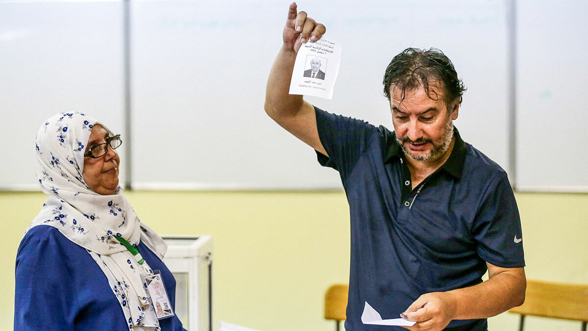Los funcionarios electorales cuentan las papeletas en un colegio electoral durante las elecciones presidenciales, en Argel, el 7 de septiembre de 2024 - PHOTO/AFP