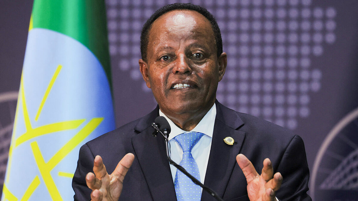 <p>El ministro de Asuntos Exteriores de Etiopía, Taye Atske-Selassie Amde, habla durante una conferencia de prensa sobre el estado actual del país después de que Etiopía firmara un memorando de entendimiento con Somalilandia para utilizar uno de sus puertos, en Addis Abeba, Etiopía, el 30 de agosto - REUTERS/TIKSA NEGERI</p>