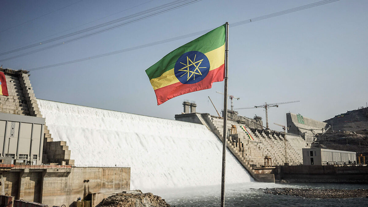 <p>Vista general muestra una bandera nacional etíope ondeando frente a la Gran Presa del Renacimiento Etíope (GERD) en Guba, Etiopía - AFP/AMANUEL SILESHI</p>
