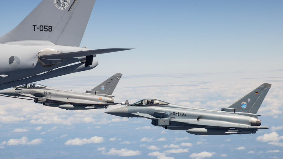 Un Eurofighter del Ala 14 de la base de los Llanos (Albacete), al fondo, y otro de la Luftwaffe repostan combustible en pleno trayecto desde Canadá hasta la base aérea norteamericana de Eielson, en Alaska - PHOTO/EAyE