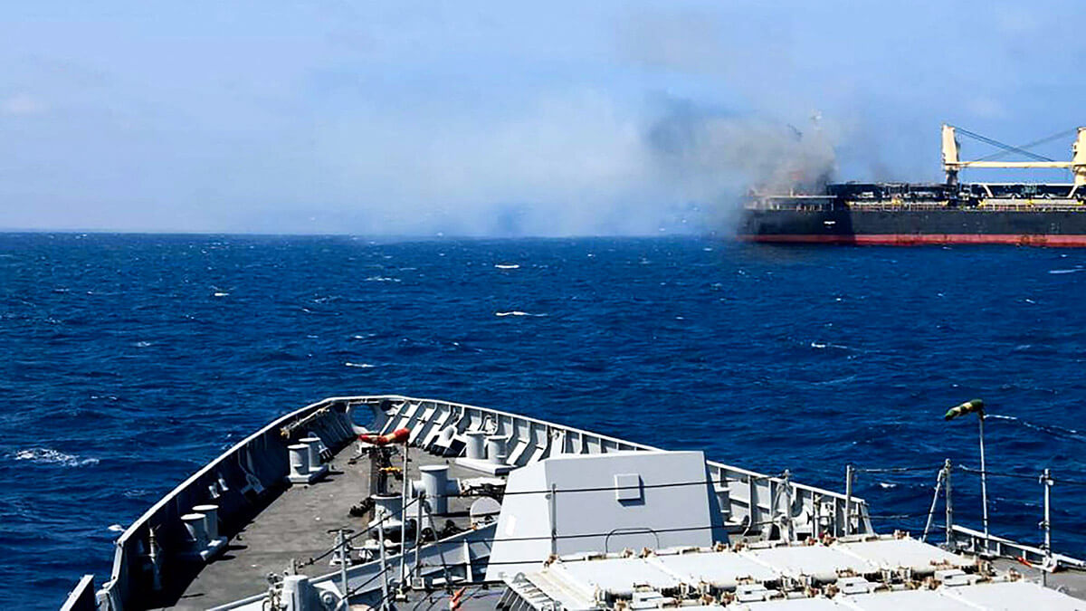 Esta fotografía tomada el 6 de marzo de 2024 y publicada por la Armada de la India muestra al granelero con bandera de Barbados después de un ataque de los rebeldes hutíes de Yemen, en el Golfo de Adén - AFP / ARMADA DE LA INDIA