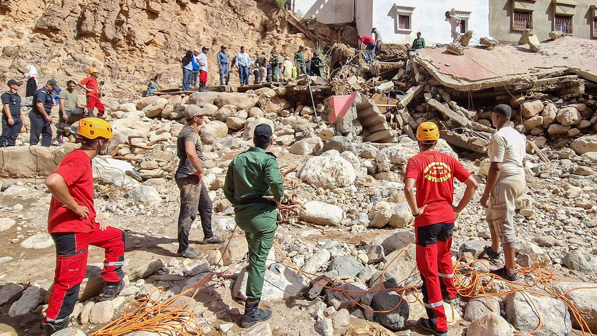 Miembros de las Fuerzas Auxiliares de Marruecos y de Protección Civil buscan a personas desaparecidas entre los escombros en una zona devastada por las inundaciones de Tamanart en la provincia de Tata el 8 de septiembre de 2024 - AFP/ MHAND OUBARKA