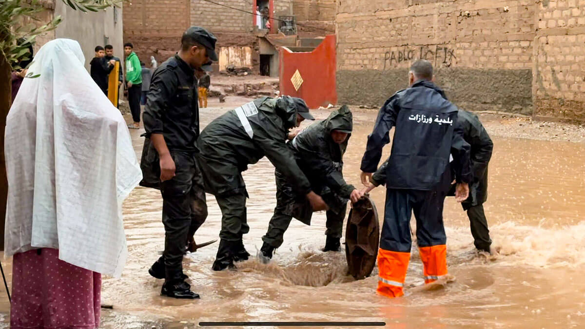 <p>Trabajadores municipales marroquíes y miembros de las Fuerzas Auxiliares ayudan a drenar una carretera en un barrio inundado de la ciudad de Ouarzazate - AFP/ABDERAHIM ELBCIR</p>