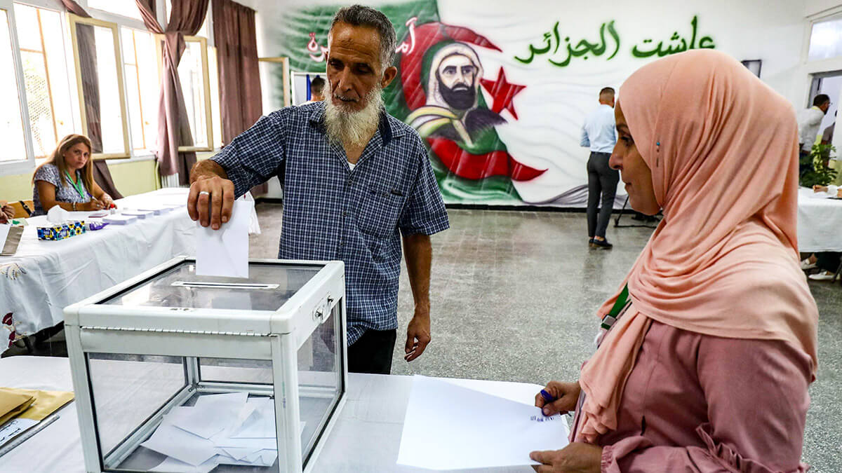 Un argelino vota en un colegio electoral durante las elecciones presidenciales, en Argel, el 7 de septiembre de 2024 - PHOTO/ AFP