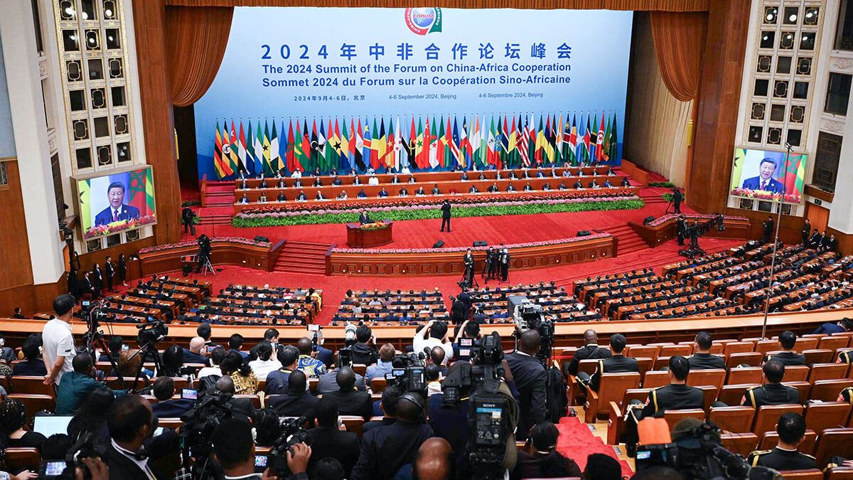 El presidente de China, Xi Jinping (centro), habla en la ceremonia de apertura del Foro de Cooperación China-África (FOCAC) en el Gran Salón del Pueblo en Pekín, el 5 de septiembre de 2024 - AFP/GREG BAKER
