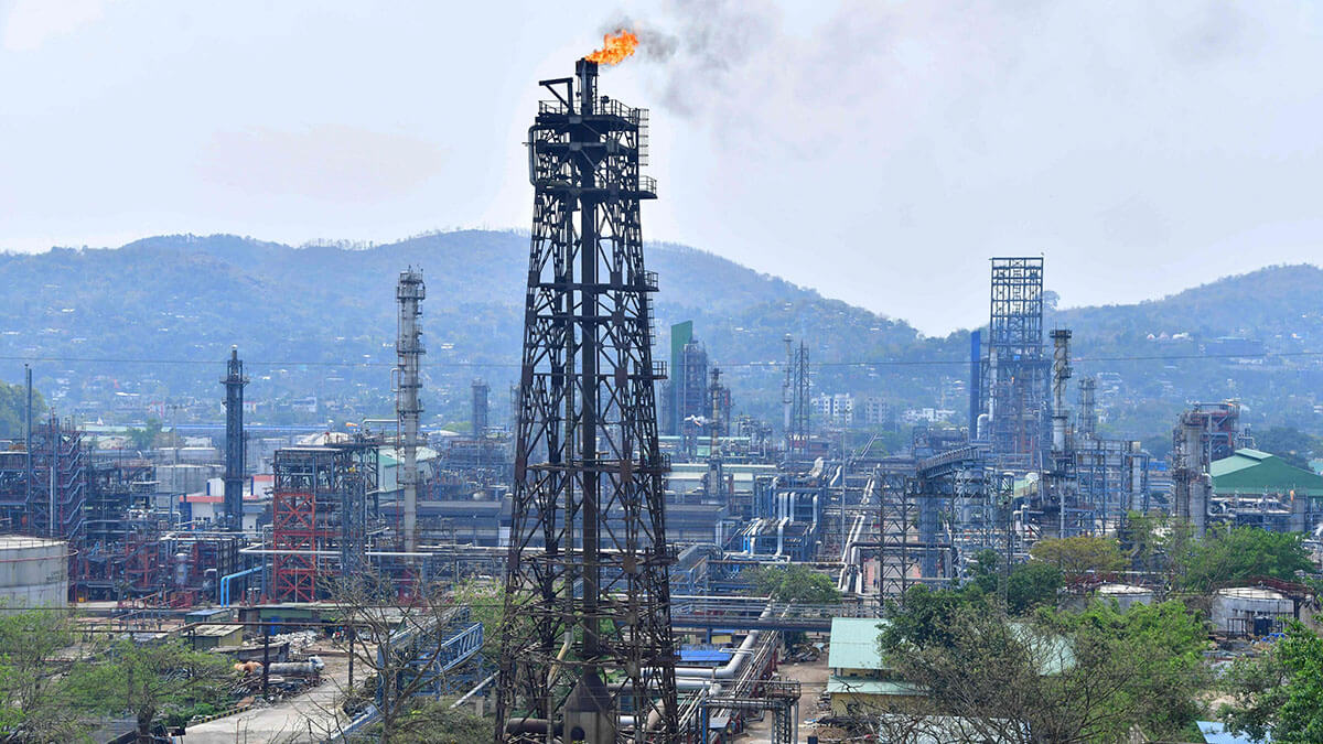 <p>Vista general de la refinería de Guwahati operada por Indian Oil Corporation en Guwahati - AFP/BIJU BORO</p>
