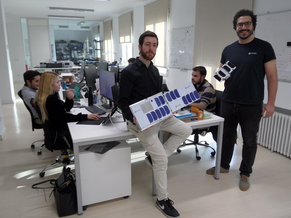 En el vuelo compartido de otoño organizado por Elon Musk, Julián Fernández (izquierda) y Vicente González, fundadores y directivos de FOSSA, van a comenzar el despliegue de su constelación IoT de baja potencia - PHOTO/JPons