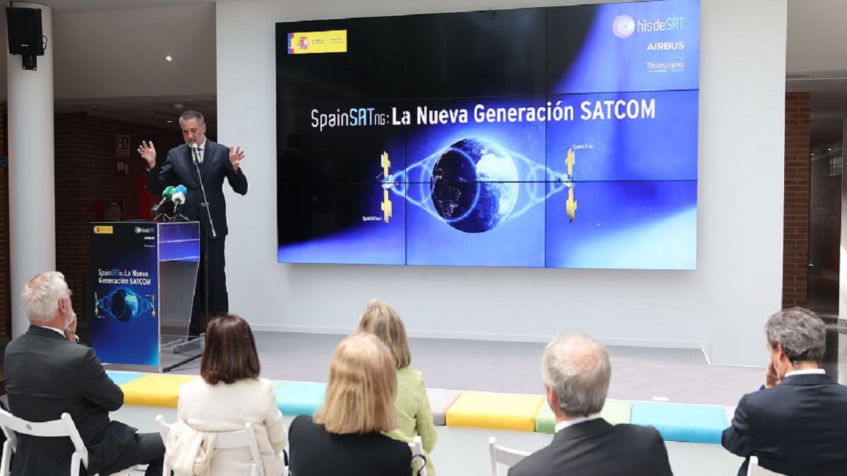 Defensa está a la espera de tener en órbita al primero de los Spainsat de nueva generación. En imagen, el máximo responsable de Hisdesat, Miguel Ángel García Primo, explica en abril sus características a la ministra Robles - PHOTO/MDE-Iñaki Gómez