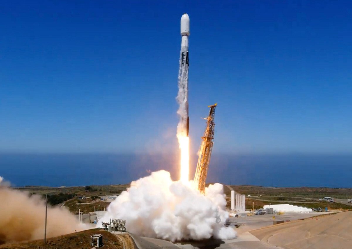 El Falcón 9 de la compañía SpaceX del magnate norteamericano Elon Musk en el momento del despegue desde la base de Vandenberg de la misión Transporter-11, con cinco satélites españoles a bordo - PHOTO/SpaceX
