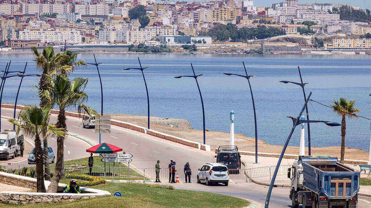 Paso fronterizo de Fnideq de Marruecos con el enclave español de Ceuta (al fondo) -AFP/FADEL SENNA