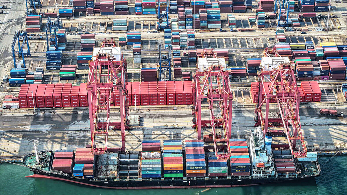 <p>Un barco cargado de contenedores atraca en un puerto de Lianyungang, en la provincia oriental china de Jiangsu - PHOTO/ AFP</p>