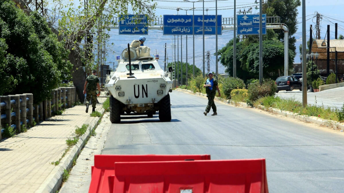 Un vehículo blindado de la Fuerza Provisional de las Naciones Unidas en el Líbano (FPNUL) patrulla la zona fronteriza libanesa meridional de Marjayoun el 8 de agosto de 2024, en medio de los continuos enfrentamientos transfronterizos entre tropas israelíes y combatientes de Hezbolá - PHOTO / AFP