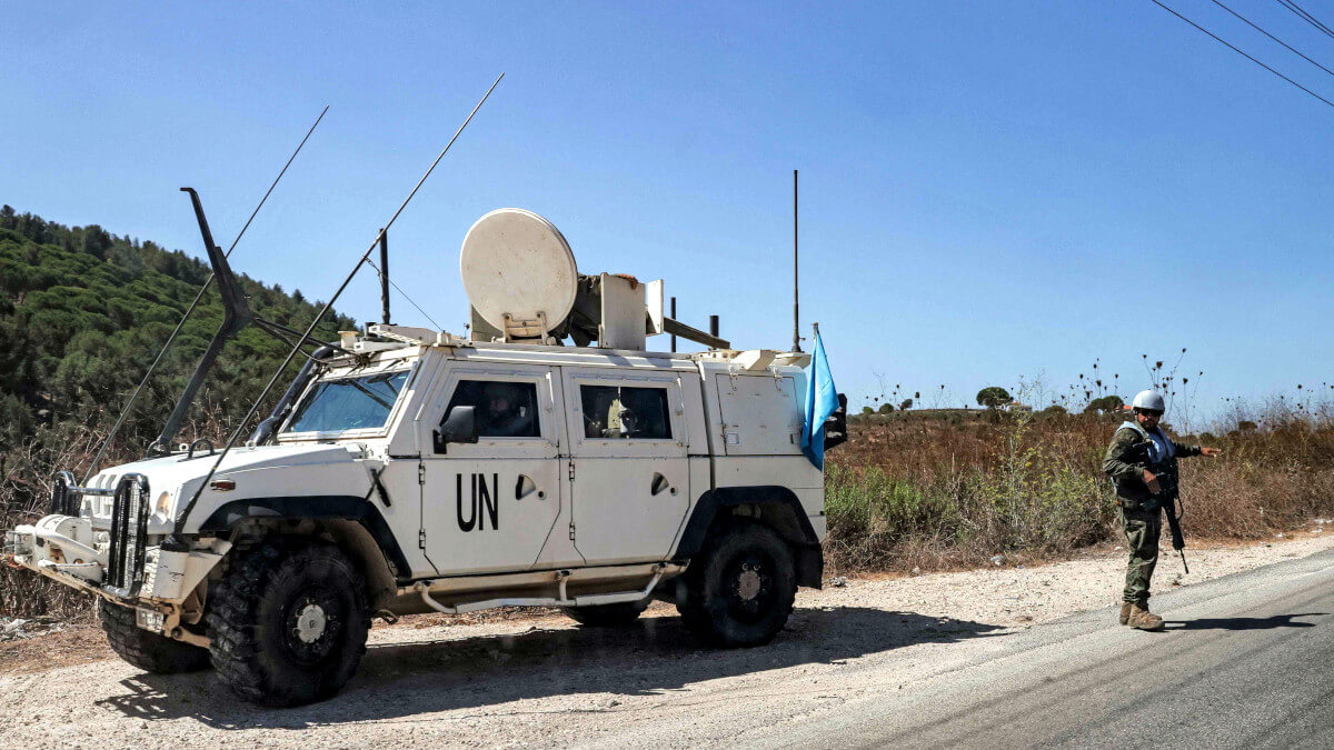 Las fuerzas de paz del contingente español de la Fuerza Provisional de las Naciones Unidas en el Líbano (FPNUL) patrullan a lo largo de la carretera Jdeideh-Marjeyoun en el sur del Líbano el 23 de agosto de 2024 - PHOTO / ANWAR AMRO / AFP
