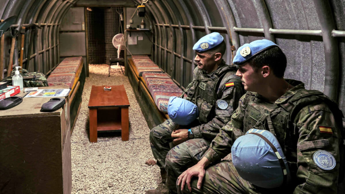 Los cascos azules del contingente español se sientan un edificio del cuartel de la Fuerza Provisional de las Naciones Unidas en el Líbano (FPNUL) cerca de Khiam el sur del Líbano, el 23 de agosto de 2024 - PHOTO / ANWAR AMRO / AFP