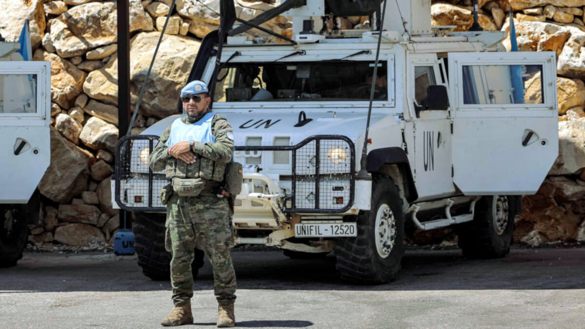 Un soldado de mantenimiento de la paz del contingente español se encuentra en el cuartel de la Fuerza Provision de las Naciones Unidas en el Líbano (FPNUL) cerca de Khiam, en el sur del Líbano, el 23 de agosto de 2024 - PHOTO / ANWAR AMRO / AFP