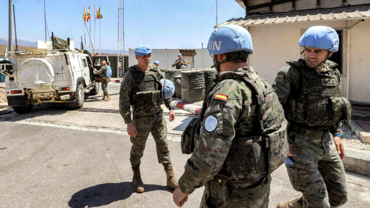 Los cascos azules del contingente español caminan en el cuartel de la Fuerza Provisional de las Naciones Unidas en el Líbano (FPNUL) cerca de Khiam en el sur del Líbano el 23 de agosto de 2024 - PHOTO / ANWAR AMRO / AFP