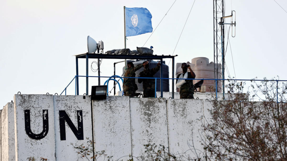 Miembros de las fuerzas de paz de las Naciones Unidas (FPNUL) observan la frontera entre Líbano e Israel, de pie en el techo de una torre de vigilancia en la ciudad de Marwahin, en el sur del Líbano, el 12 de octubre de 2023 - REUTERS / THAIER AL-SUDANI