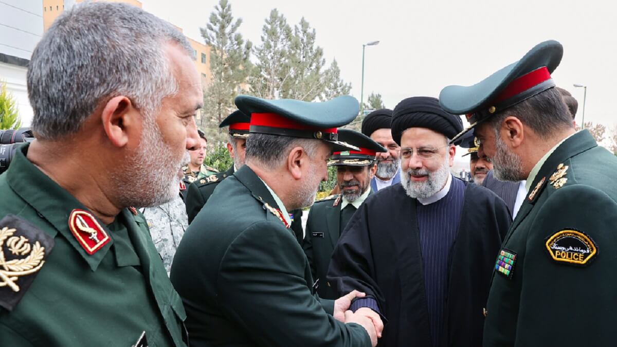 El general Hussein Salami (izquierda, sin gorra) es el jefe de la Guardia Islámica Revolucionaria, uno de cuyos brazos es la Fuerza Aeroespacial que controla los lanzamientos de cohetes y satélites - PHOTO/Gobierno de la República Islámica Irán