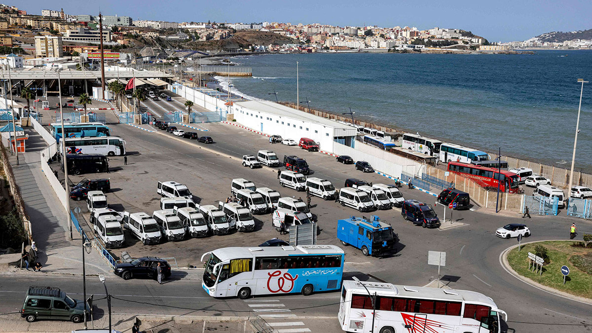 <p>Vehículos de las Fuerzas Auxiliares de Marruecos desplegados cerca del puesto de control aduanero a lo largo de la frontera terrestre con el enclave africano de España en Ceuta, cerca de Fnideq, en el norte de Marruecos, el 15 de septiembre de 2024 - PHOTO/ AFP</p>